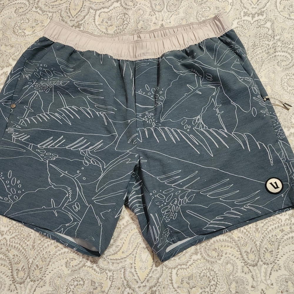 Vuori Kore Shorts Mens Medium Slate Blue Tropical Palm Leaf Print 5 Inch Inseam